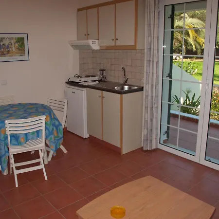 アパートホテル Inglessata Rose 3*